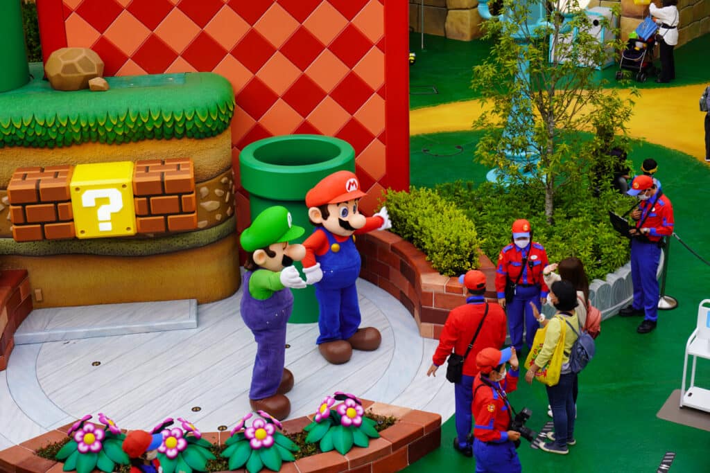 Unos visitantes saludando a Mario y Luigi