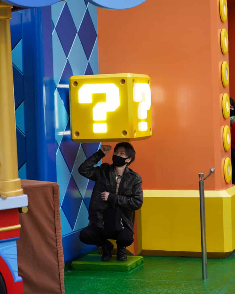 Una persona cogiendo monedas en el Super Nintendo World