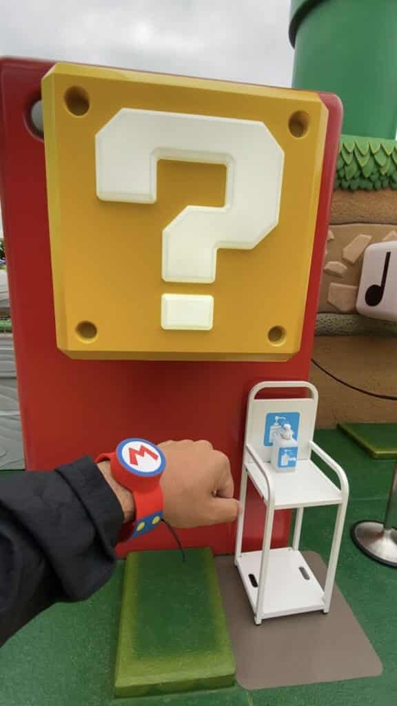 interactuando con power up band en el Super Nintendo World