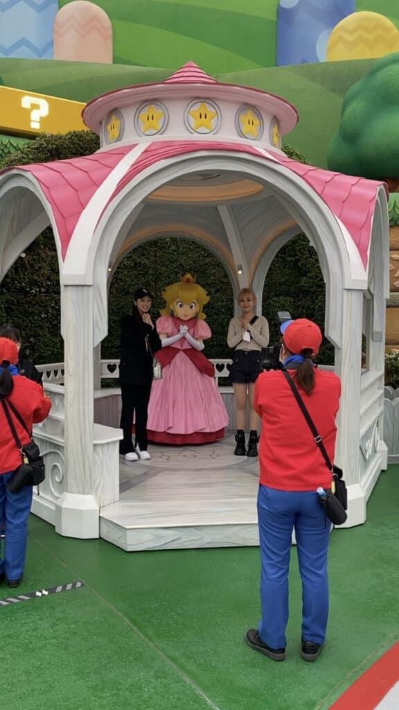 Tomándose una foto con la princessa Peach