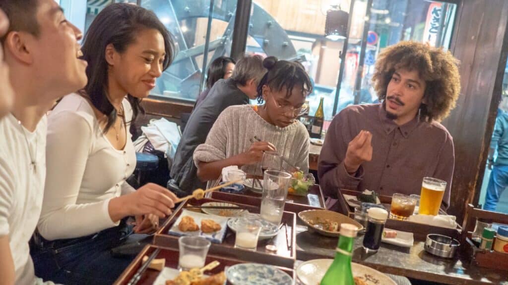 Turistas comiendo comida japonesa