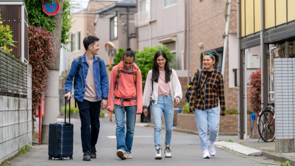 Chicos y chicas andando por una calle